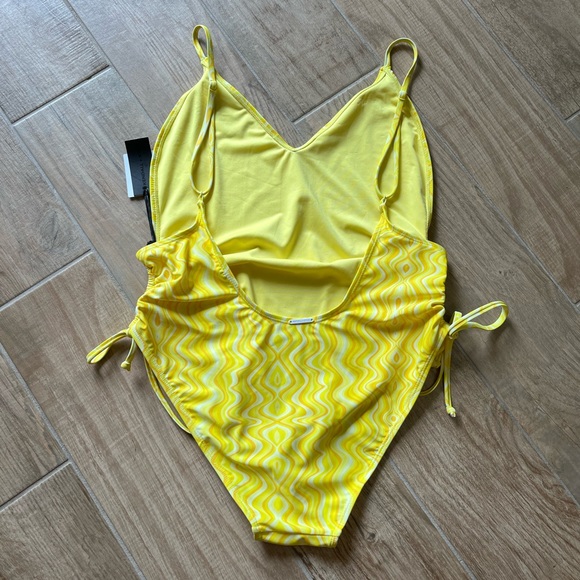 KENDALL & KYLIE nwt yellow swirl low back ruched side once piece swimsuit - Picture 9 of 9